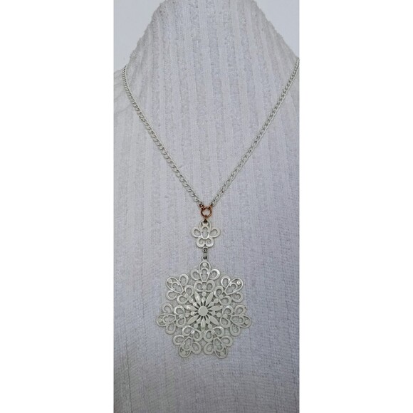 Vintage White Enamel Medallion Filigree Snowflake Pendant Necklace - Picture 4 of 7